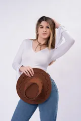Remera manga larga color marrón, con escote en V y mangas acampanadas.