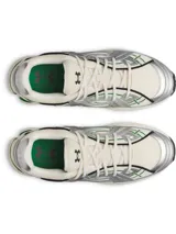 Championes de estilo urbano con diseño chunky, base de malla color crema y superposiciones metálicas plateadas. Presenta detalles en verde y negro, con suela robusta de goma en tono crema y acentos verdes.