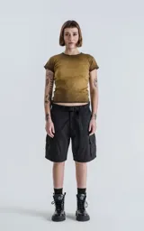 Bermuda cargo negra de corte recto, con bolsillos laterales y bolsillos cargo con solapa en los muslos. Incluye un cinturón de cinta ajustable con hebilla de plástico negra.