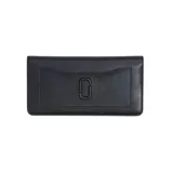 Billetera larga Marc Jacobs modelo The Snapshot, confeccionada en cuero Saffiano negro con textura. Presenta un bolsillo frontal abierto y el logo J Marc metálico tono sobre tono. El interior cuenta con múltiples ranuras para tarjetas, compartimentos para billetes y un bolsillo con cierre para monedas, con sistema de cierre a presión.