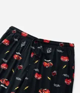 Pantalón de pijama de plush color negro con estampado integral de Cars, incluyendo a Rayo McQueen, el número 95 y rayos. Cuenta con cintura elástica con cordón de ajuste y puños en los tobillos.