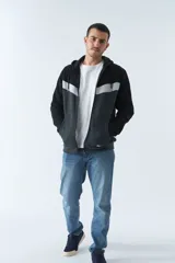 Campera negra y gris con capucha, cierre frontal y bolsillos tipo canguro.