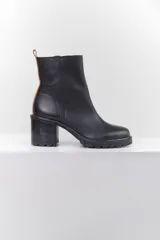 Botas cortas de cuero negro con taco bloque y suela track.