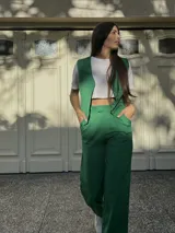 Pantalón sastrero negro de tela liviana, con pretina y pinzas.