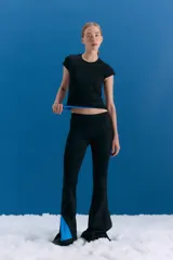 Remera de cuello redondo y manga corta, confeccionada en lycra con textura tipo neoprene. Presenta un calce ajustado al cuerpo y un isologo bordado en el centro del pecho.