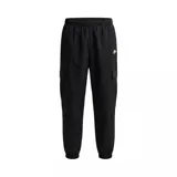 Pantalon cargo Nike de color negro, con cintura elástica, bolsillos laterales tipo cargo y puños elásticos en los tobillos. Presenta el logo de la marca bordado en blanco en la parte superior.