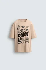 Camiseta de algodón color beige, corte relaxed fit, con cuello redondo y manga corta. Presenta un estampado gráfico grande en negro con motivos variados como una estación de servicio antigua, un caballo alado, una polilla, un pájaro y el texto "RUSTED ROSE".
