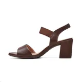 Sandalia de taco alto Usaflex modelo Darlene, confeccionada en cuero color plateado, con tira frontal ancha y tira elástica en el empeine para mayor sujeción.