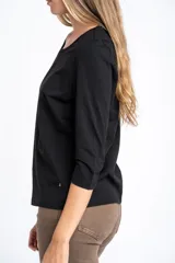 Remera de algodón con elastano, color negro, de corte ajustado al cuerpo, cuello redondo y mangas 3/4.