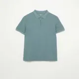 Remera tipo chomba de manga corta con textura de nido de abeja, color azul, cuello polo y cierre frontal parcial de cremallera.