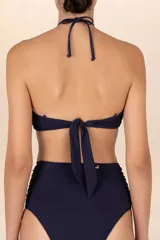 Top de bikini bandeau azul marino con bordado de chaquira dorada en el borde superior y varilla en U en el centro del escote.