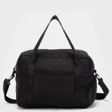 Bolso deportivo de diseño acolchado en color menta, con compartimento lateral independiente para calzado, cierre frontal y correas de mano con logo estampado. Incluye correa ajustable para el hombro.