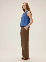 Pantalón de corte recto y clásico, de color marrón, con cintura elastizada y bolsillos laterales.
