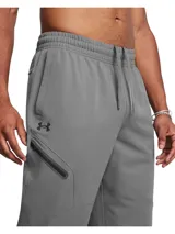Pantalón de jogging Under Armour modelo Unstoppable Wvn de color gris, con bolsillos laterales con cierre y diseño deportivo.