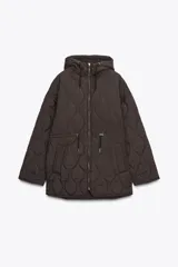 Chaqueta acolchada de color marrón oscuro con diseño de costuras onduladas, cuello subido, capucha ajustable con cordones, cierre frontal con cremallera y cintura ajustable con cordones. Cuenta con bolsillos delanteros de vivo y tejido repelente al agua.