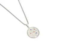 Collar de acero plateado con dije redondo con diseño de árbol de la vida y circonias rojas y azules. El collar mide 40cm de largo más 5cm de alargue.