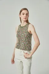 Musculosa de punto color verde militar con estampado animal print en tonos marrón y gris.