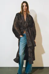 Chaqueta larga tipo kimono de Zara, confeccionada en mezcla de lino y seda con diseño jacquard estampado en tonos marrones y oscuros, manga larga y cinturón ajustable del mismo tejido.