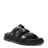 Sandalias de mujer Miss Carol Valencia, de color negro con tres tiras anchas en el empeine, cada una con hebillas metálicas plateadas de diseño occidental y punteras grabadas. Presentan suela plana con plataforma ligera y plantilla acolchada.