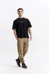 Remera de manga corta, escote redondo y fit regular, color negro, con un pequeño estampado blanco en el pecho.