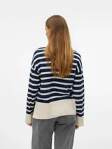 Sweater de punto con cuello alto y mangas largas, diseño a rayas horizontales en azul marino y crema, con puños y ruedo en color sólido.