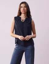 Blusa azul de gasa marca Zac & Rachel, con cuello a la base, escote en V y lazo de ajuste.