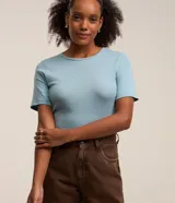 Blusa básica de algodón color celeste, con mangas cortas y cuello redondo, de la marca Marfinno.