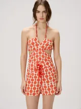 Top halter estampado en tonos rojo y beige, con tirantes finos ajustables al cuello y detalle de cuentas.