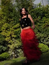 Top negro de corderito natural con breteles y broches en la espalda. Decorado con pins variados.