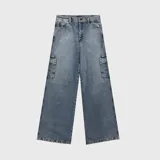 Pantalón jean ultra baggy de calce holgado, color azul medio con efecto lavado, estilo cargo con bolsillos laterales en las piernas.