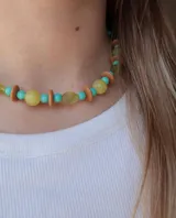 Collar corto de cuentas de colores, combinando cuentas redondas de cristal turquesa, esferas translúcidas amarillas y verdes, y discos marrones.