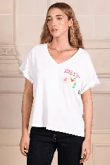 Remera blanca de algodón con escote en V y mangas cortas con dobladillo. Estampado frontal con la palabra "Martini" y un dibujo de una copa de martini.