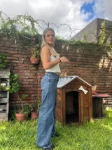 Pantalón de jean azul de corte wide leg.