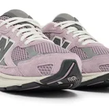 Championes urbanos New Balance modelo 2010, color rosado con detalles en gris y blanco. Confeccionados en una combinación de gamuza y malla, presentan el logo N característico en los laterales y una entresuela con tecnología de amortiguación visible en el talón.