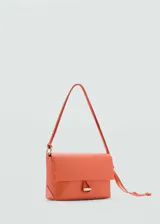 Bolso de hombro pequeño en color naranja, con diseño rectangular y solapa frontal. Presenta un cierre con botón joya metálico y una correa ajustable con nudos laterales.