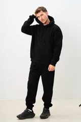 Canguro negro con capucha, cordones ajustables y bolsillo tipo canguro.