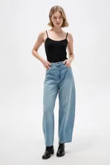 Pantalón jean de tiro alto, corte ancho y diseño relajado, color azul claro.