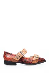 Zapato tipo Mary Jane de cuero con estampado de rosas y patrón de cuadros, con doble tira con hebillas metálicas y suela plana negra.
