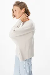 Sweater de silueta holgada con cuello a la base, mangas murciélago y ruedo redondeado. Confeccionado en tejido de punto fino monocolor.