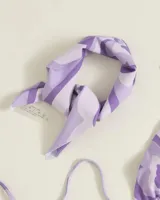 Conjunto de bikini de triángulo con estampado de mariposas en tonos violeta y blanco. Incluye top, bottom con tiras laterales y pañuelo a juego.