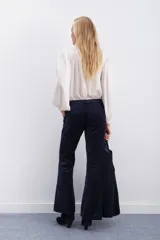 Pantalon estilo oxford confeccionado en terciopelo azul marino, con corte de tiro medio, bolsillos laterales diagonales y cierre frontal oculto.