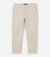 Pantalón de vestir color marrón, de corte slim y largo cropped. Confeccionado en tejido de algodón liso, con bolsillos laterales y traseros. Cierre frontal con botón y cremallera.