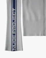 Jersey de punto con cierre frontal de cremallera y cuello alto. Presenta un diseño bicolor en gris y azul marino, con franjas horizontales en el pecho, detalles laterales en las mangas y logo de cerezas bordado.