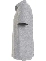 Chomba gris de Tommy Hilfiger, corte regular, con cuello tipo chomba, cartera de dos botones, diseño de rayas en el interior del cuello y logo bordado en el pecho.