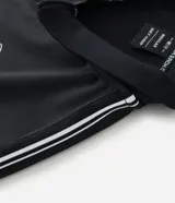 Saco deportivo Get Over de cuello alto con cierre frontal por cremallera. Presenta diseño en color bordó con rayas laterales contrastantes en los hombros y mangas, puños y bajo con acabado en rib, y estampa localizada en el pecho.