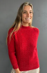 Sweater de punto color rojo con diseño de ochos en el frente y tejido morley en mangas y espalda. Presenta cuello redondo a la base, manga larga y calce ajustado.