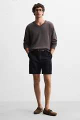 Mocasín casual de hombre, color azul marino, fabricado en piel serraje de alta calidad. Tiene forro y plantilla de piel, detalle de lazo en el empeine y horma redonda.