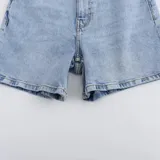 Short tipo bermuda de jean en color azul claro, con diseño de cinco bolsillos, cierre frontal con botón y costuras reforzadas.