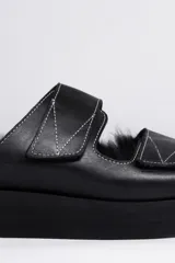 Sandalia negra con tiras ajustables con velcro, plantilla de piel y plataforma de goma eva.