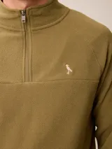 Sweater de polar negro con cuello alto y cierre frontal parcial. Presenta mangas largas con puños elásticos y un pequeño logo bordado en el pecho.